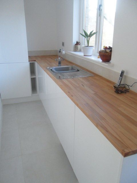 Handleless run with oak worktop